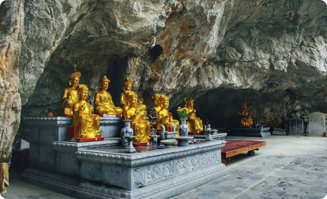 La Grotte Am Tien est un site pittoresque appartenant au complexe des vestiges nationaux de l'ancienne capitale Hoa Lu, située dans la commune de Truong Yen, à plus de 10 km du centre-ville de Ninh Binh. 